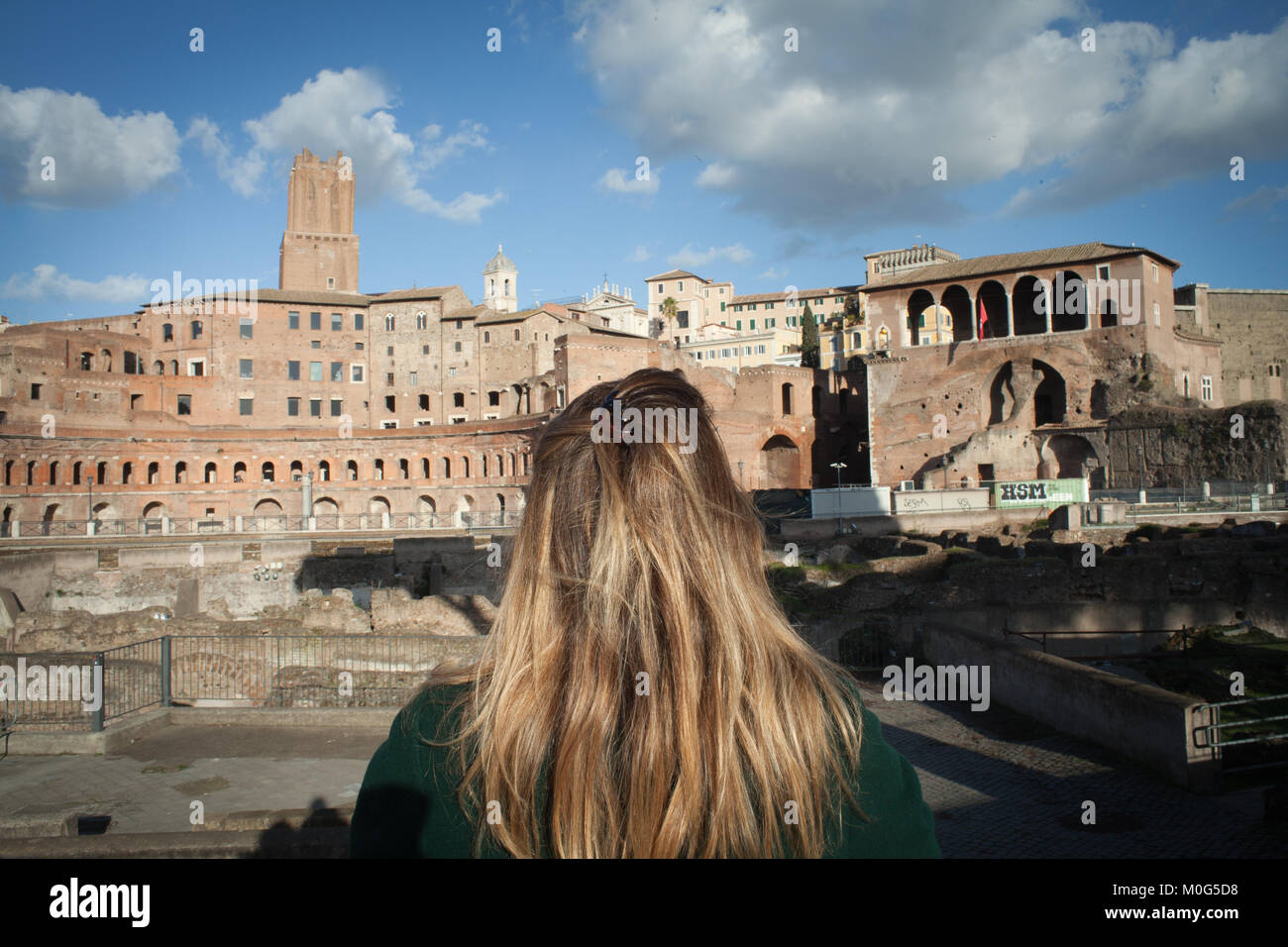Fille blonde se rendant sur l'ancienne Marchés de Trajan à Rome, forum romain à la femme. l'avis de mercati traianei Banque D'Images