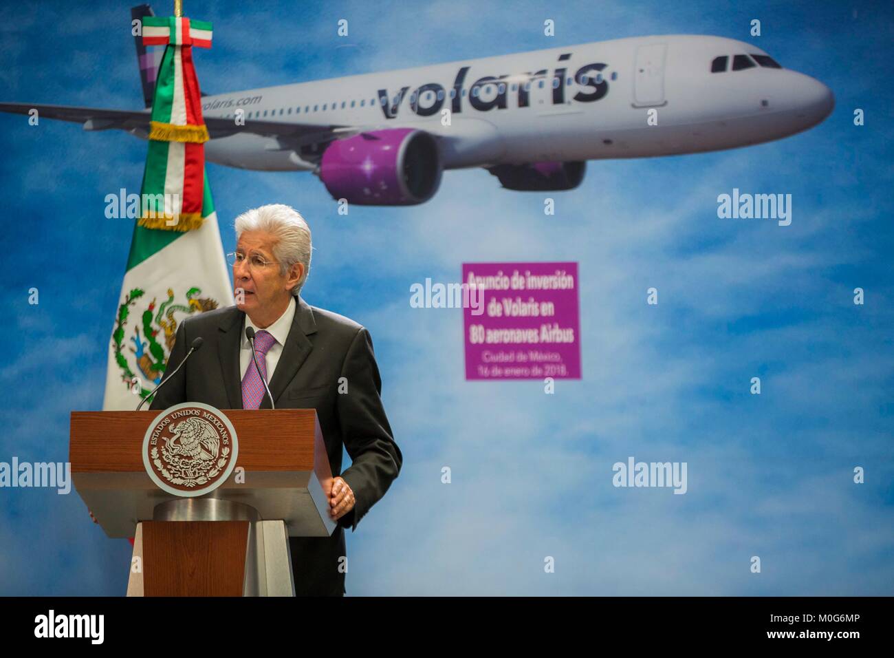 Le secrétaire mexicain des transports Gerardo Ruiz commentaires sur l'achat de 80 avions Airbus d'une valeur de 9,3 milliards de dollars par la compagnie aérienne mexicaine Volaris lors d'un événement au Palais national le 17 janvier 2018 à Mexico, Mexique. Banque D'Images
