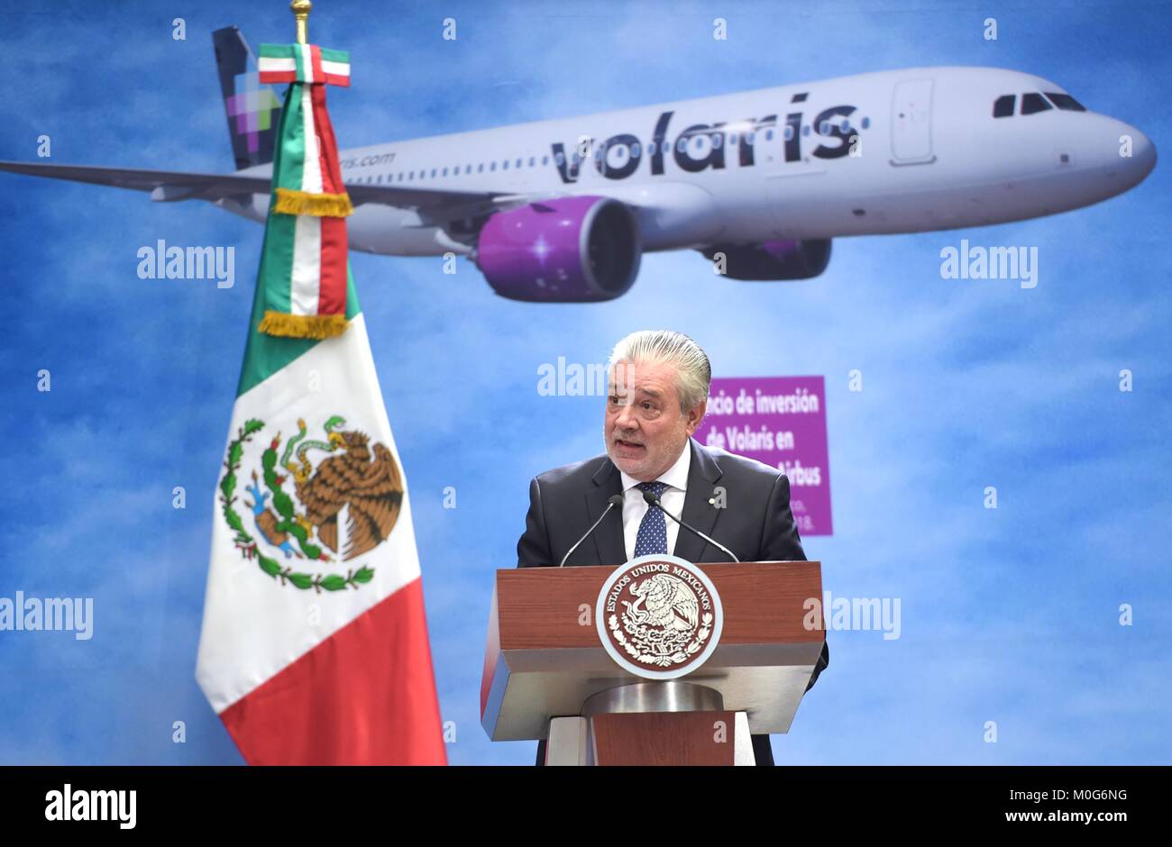 Le président d'Airbus pour l'Amérique latine Rafael Alonso annonce la vente de 80 Airbus d'une valeur de 9,3 milliards de dollars à la compagnie aérienne mexicaine Volaris lors d'un événement au Palais national le 17 janvier 2018 à Mexico, Mexique. Banque D'Images