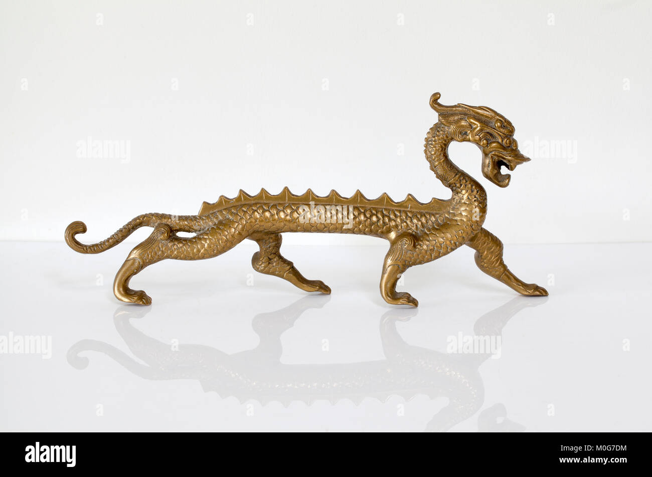 Vintage laiton massif Dragon chinois Figure décorative Banque D'Images