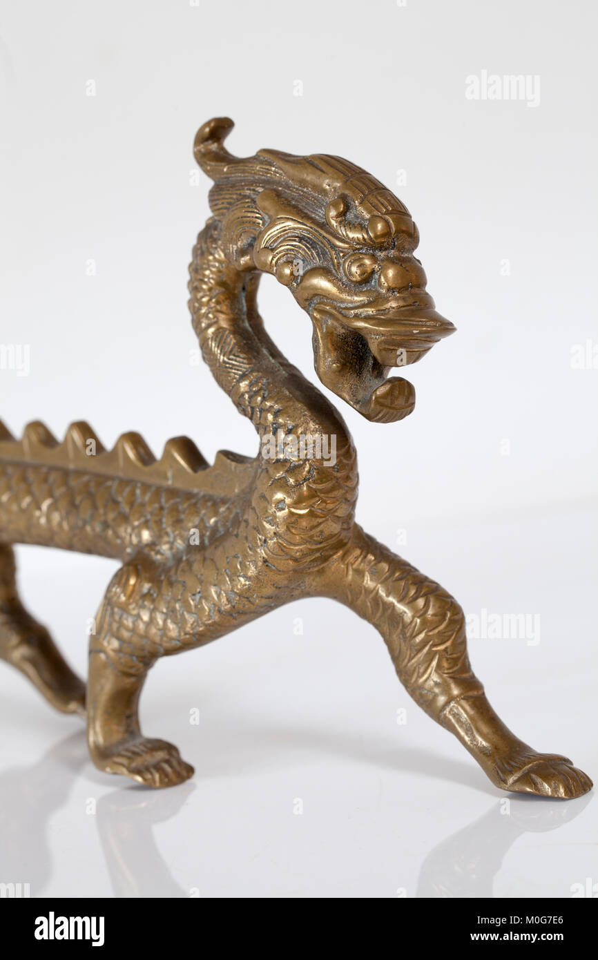 Vintage laiton massif Dragon chinois Figure décorative Banque D'Images