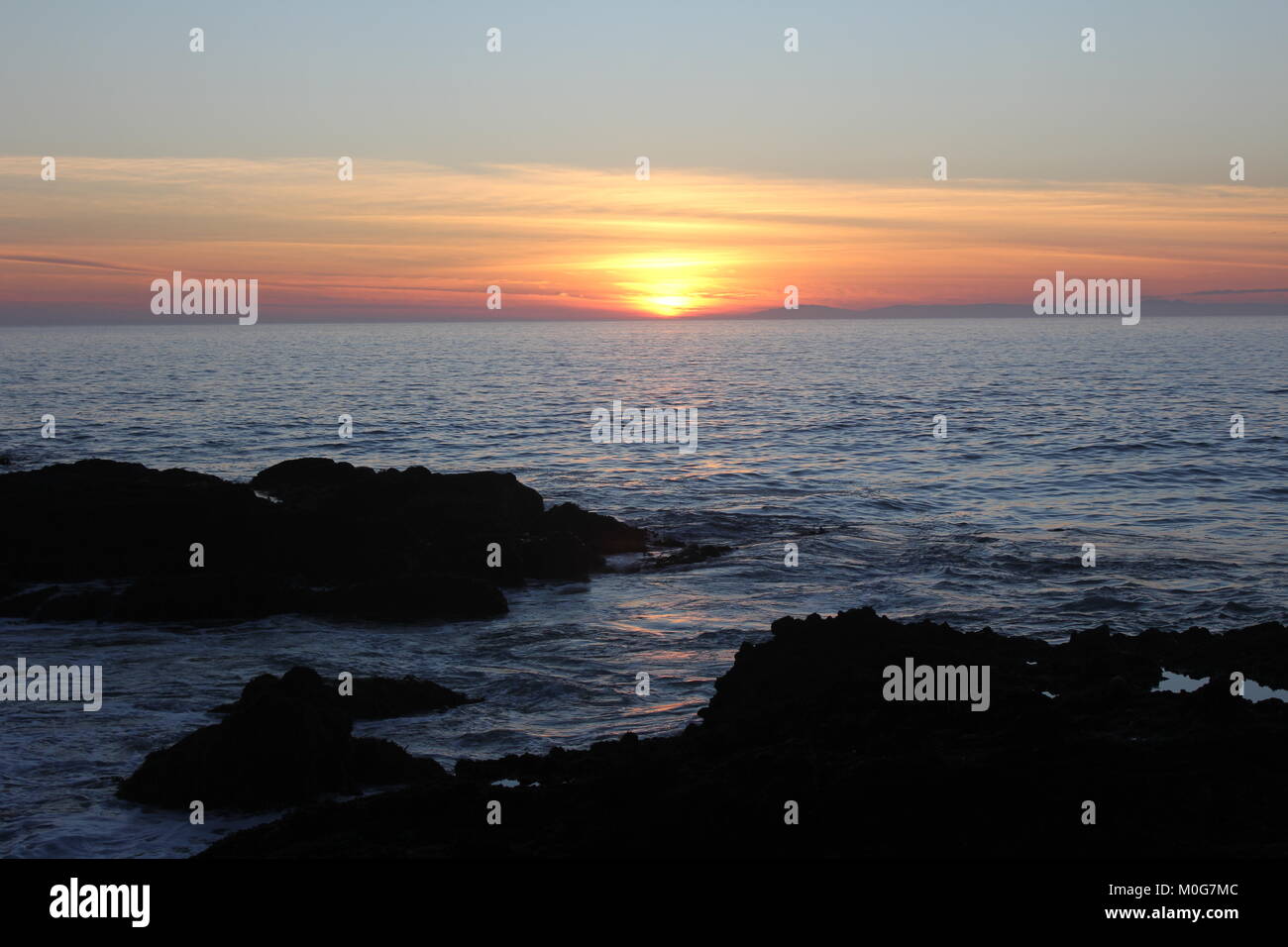 Un coucher de soleil sur Laguna Beach. A bord de l'eau coucher du soleil à Laguna Beach. Banque D'Images