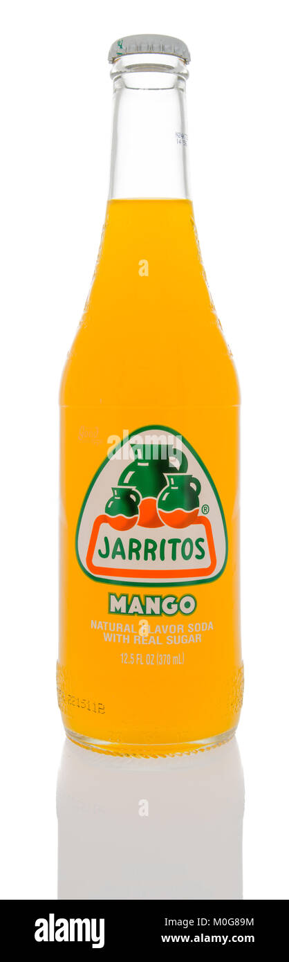Winneconne, WI - 18 janvier 2018 : une bouteille de Jarritos soda à saveur de mangue sur un fond isolé. Banque D'Images