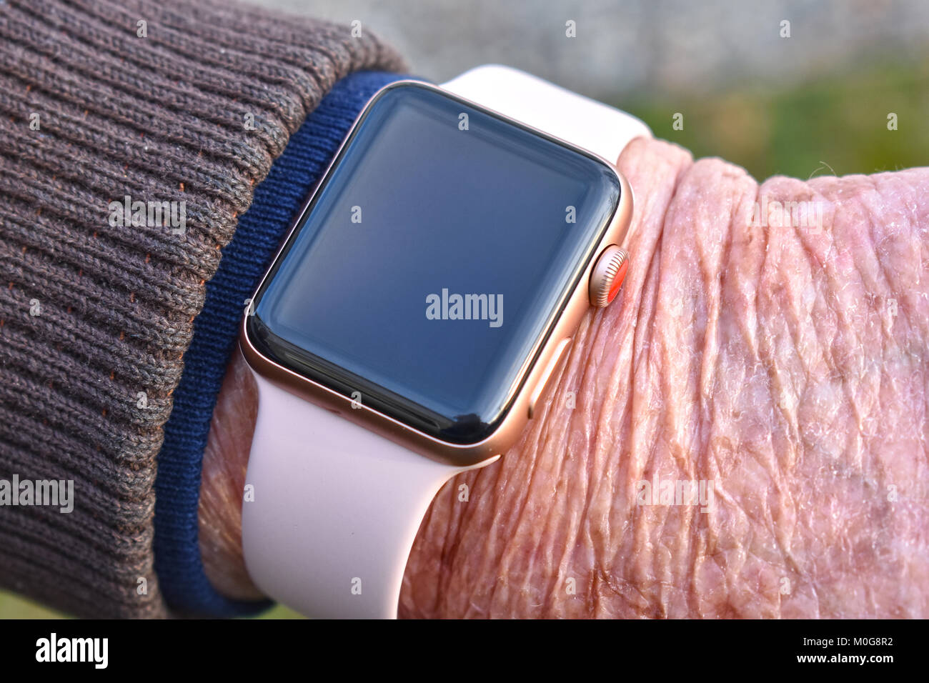 Un Apple Regarder la série 3 sur les poignets d'une femme plus âgée. Banque D'Images
