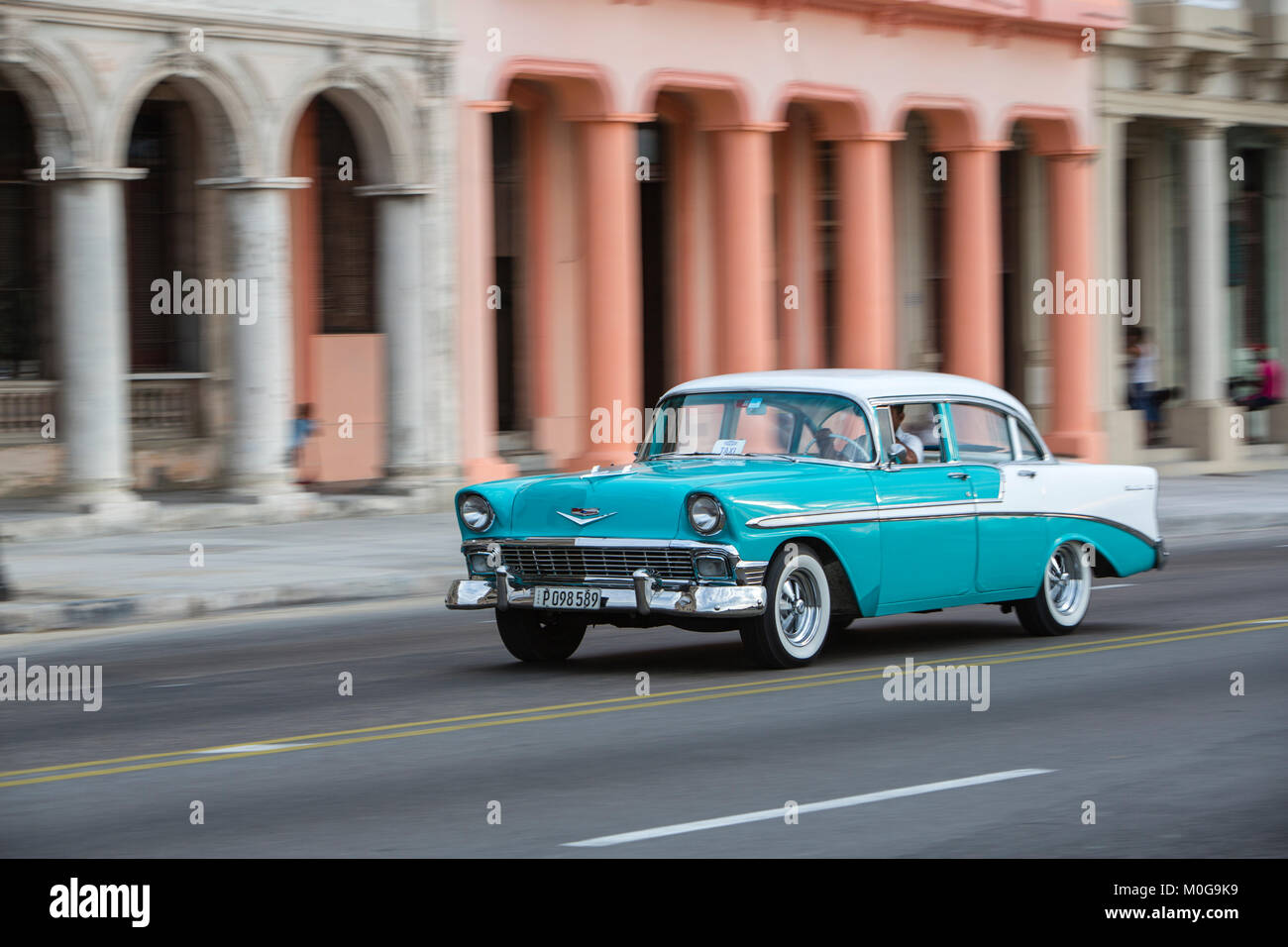 Voitures américaines classiques sur le Malecon strip, La Havane, Cuba Banque D'Images