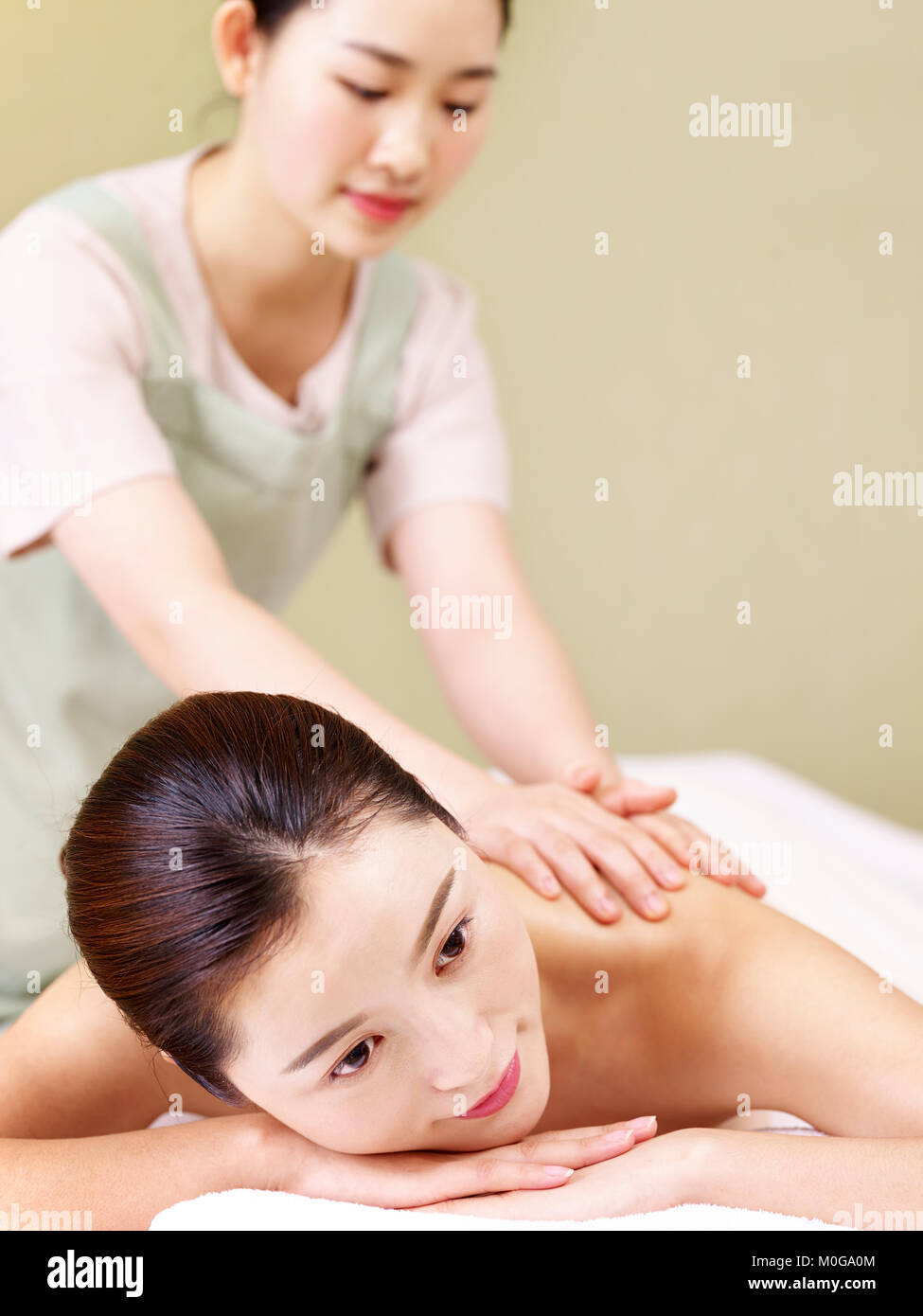 Adorable Femme Enceinte Asiatique Recevant Un Massage Spa Sur Le