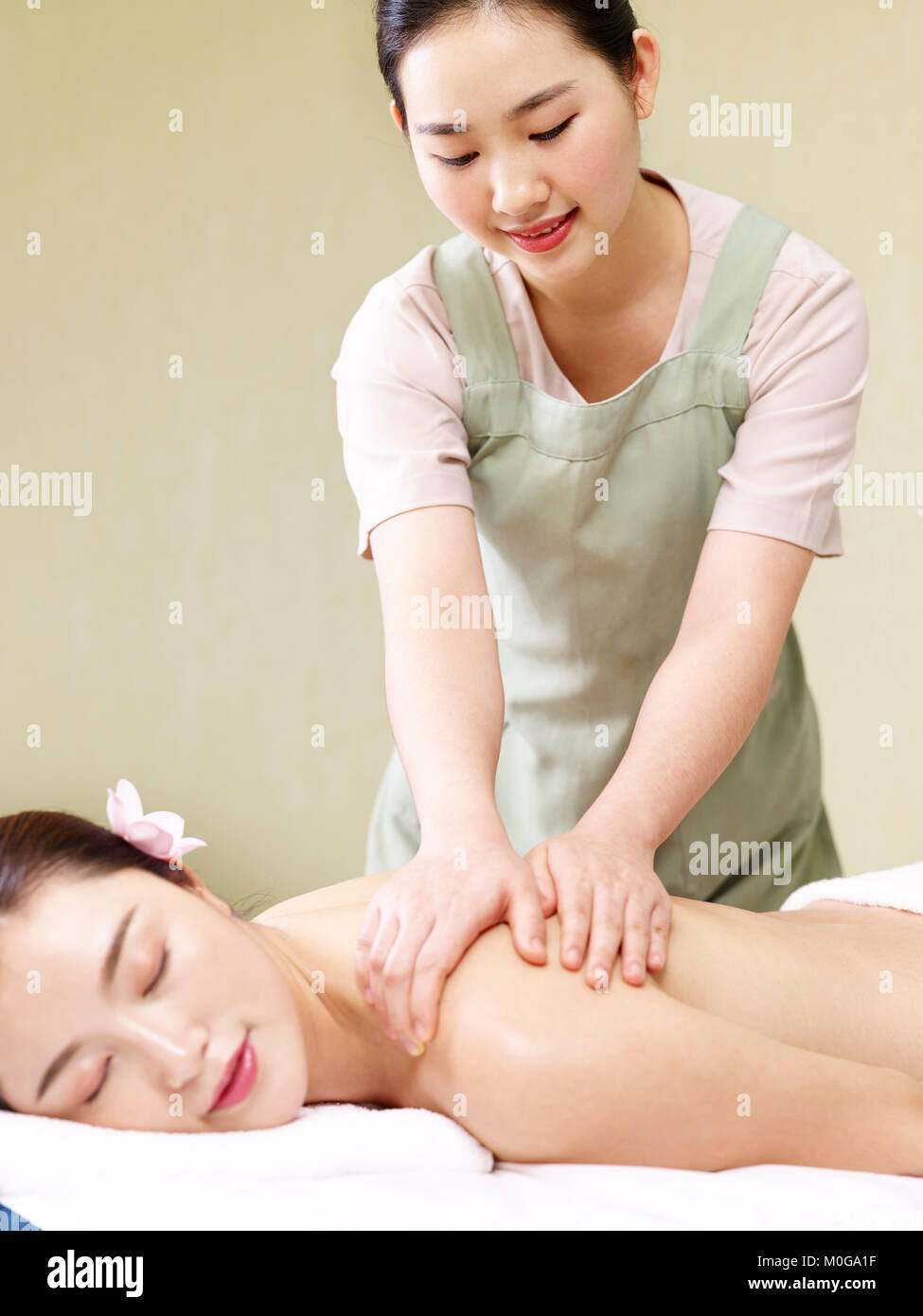 Masseur massage asiatique jeunes effectuant sur femme dans spa salon. Banque D'Images