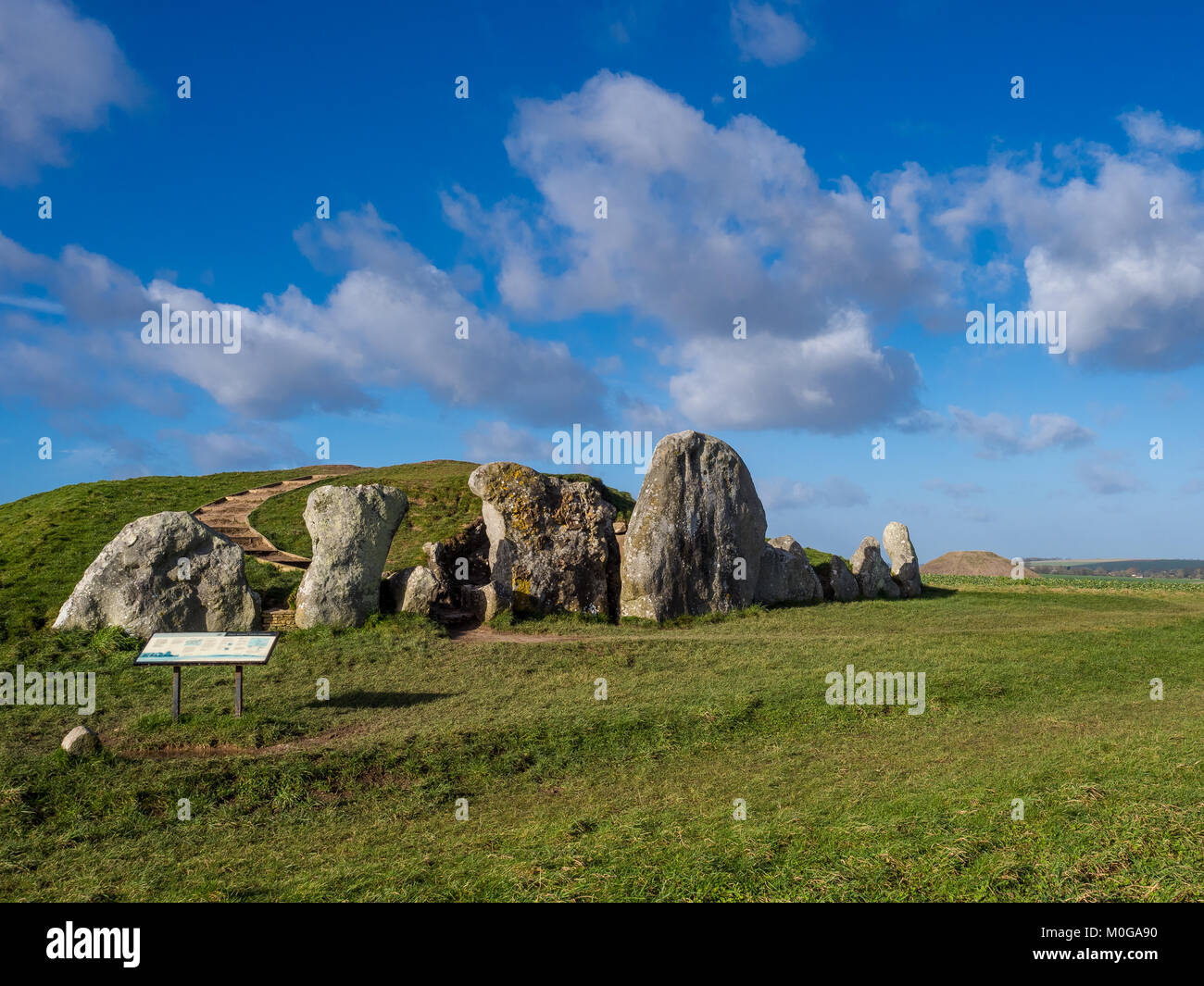 West Kennet Long Barrow est une sépulture néolithique ou Barrow, situé sur une place de la craie Ridge, près de Silbury Hill, un et un demi miles au sud d'Avebury. Banque D'Images