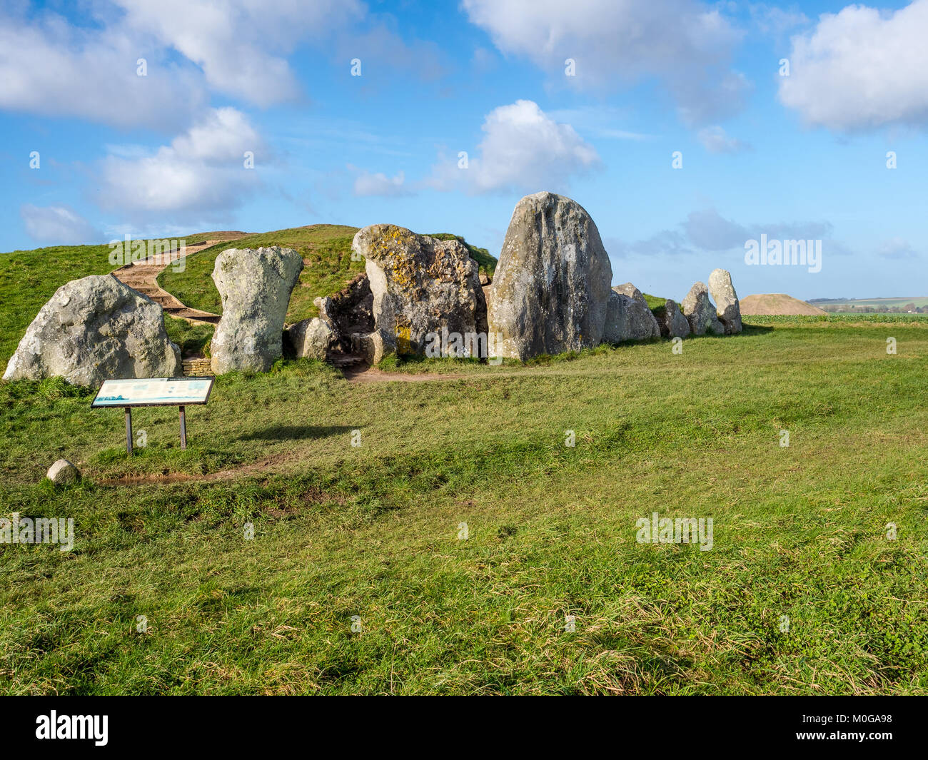 West Kennet Long Barrow est une sépulture néolithique ou Barrow, situé sur une place de la craie Ridge, près de Silbury Hill, un et un demi miles au sud d'Avebury. Banque D'Images