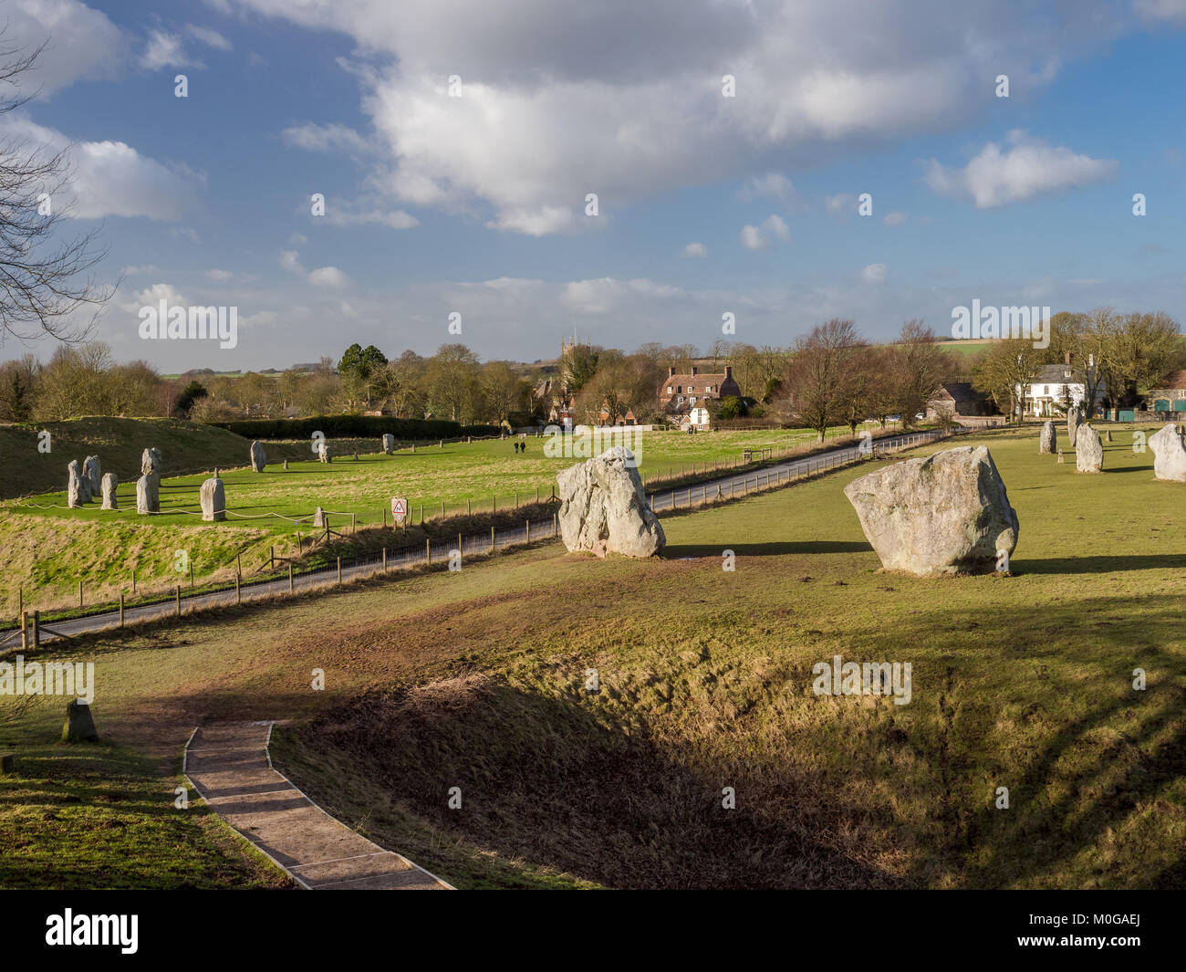 Avebury est un monument néolithique henge contenant trois cercles de pierres, et divers barrows près du village d'Avebury dans le Wiltshire, Angleterre. Banque D'Images