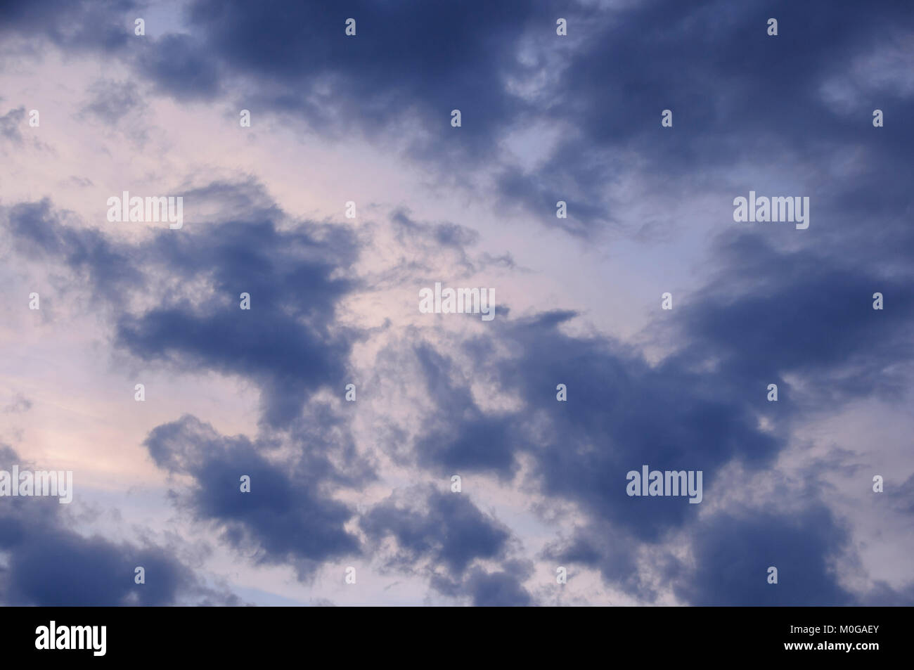 Ciel avec nuages - Wolkenhimmel Banque D'Images