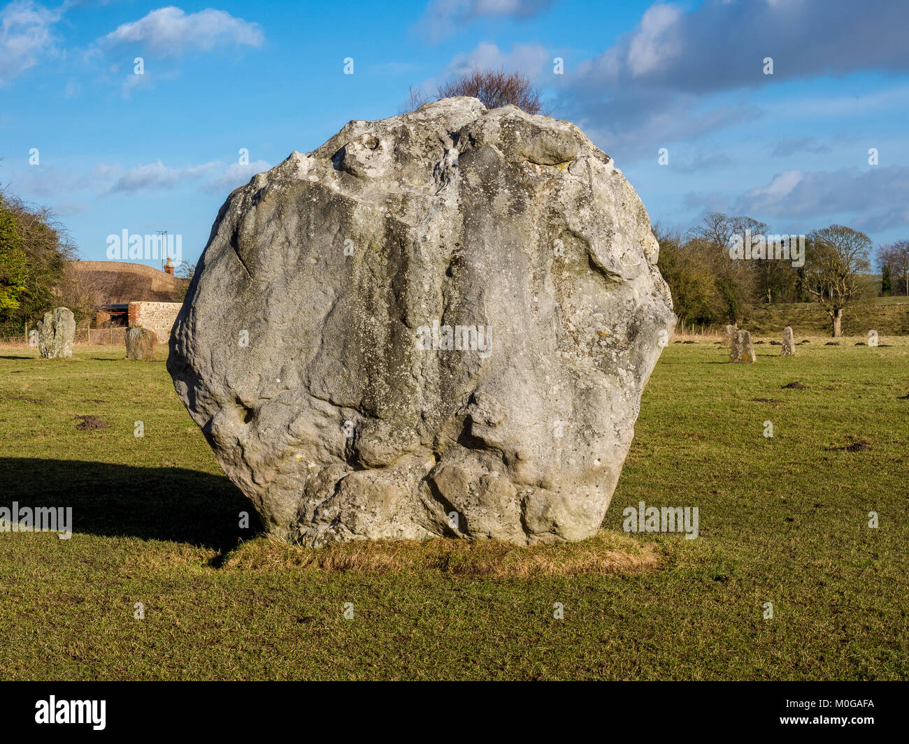 Avebury est un monument néolithique henge contenant trois cercles de pierres, et divers barrows près du village d'Avebury dans le Wiltshire, Angleterre. Banque D'Images
