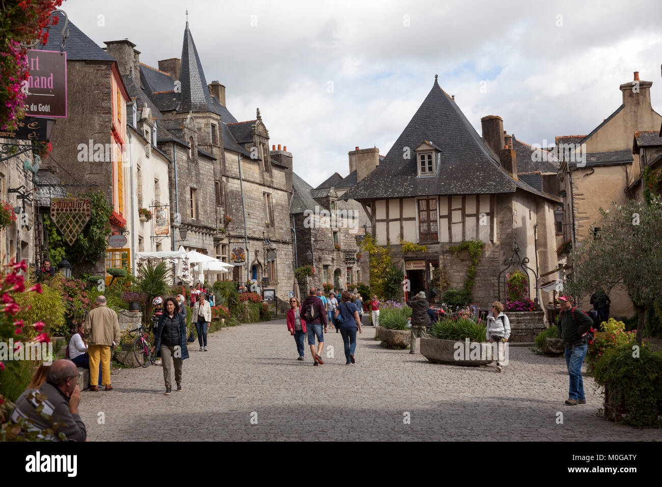 La place du puits, à Rochefort en Terre (Bretagne - France). Ce quartier animé de la place a été classée comme la plus belle de France 2016 village. C Banque D'Images