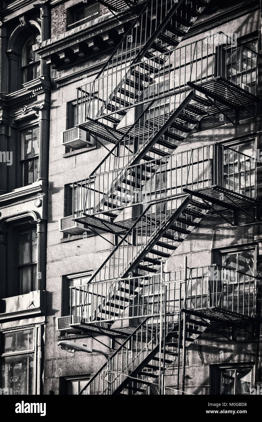 Escalier de secours extérieur metal fire, New York, noir et blanc Banque D'Images