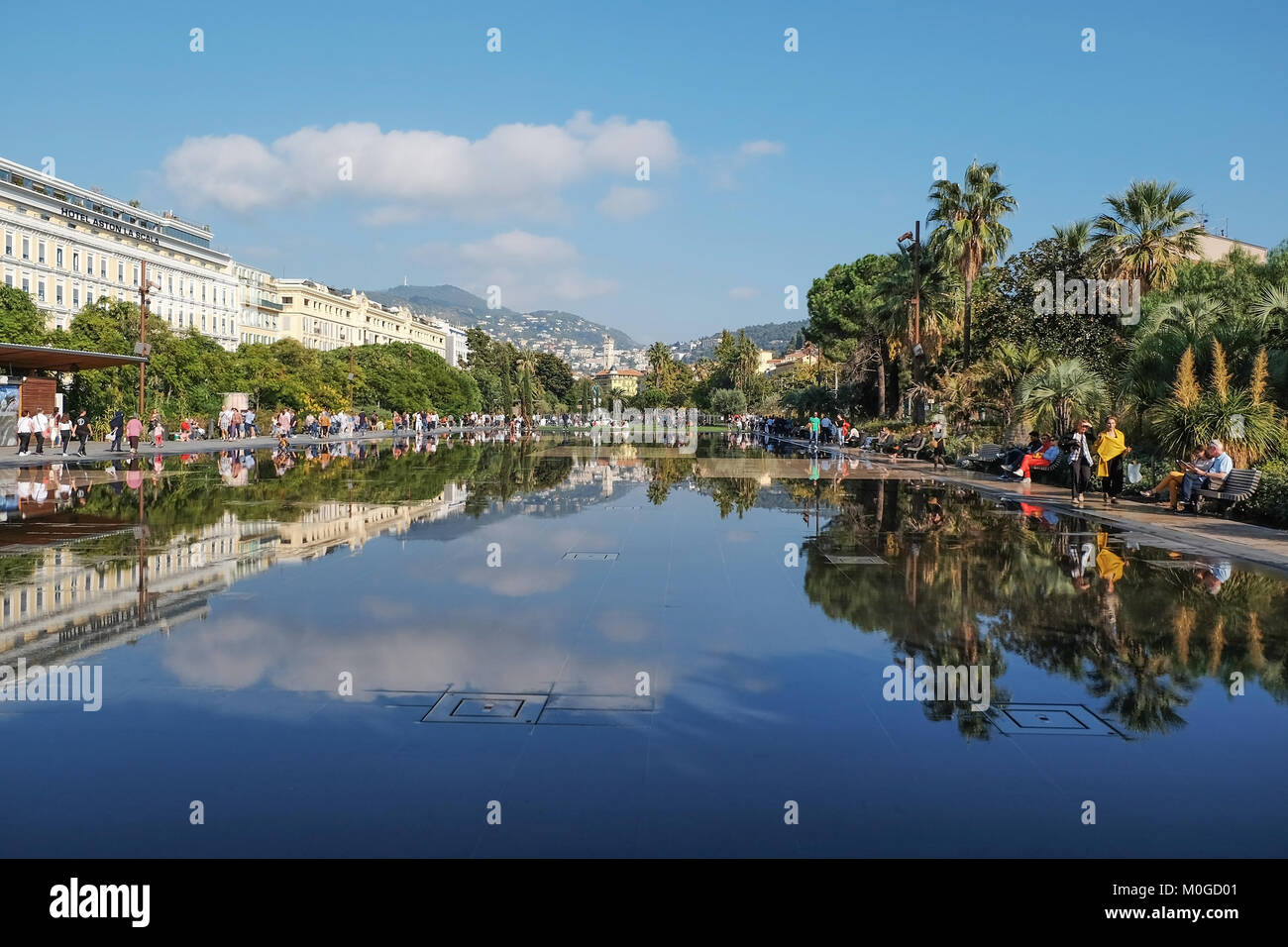 Nice, France - 14 octobre 2017 : l'eau reflet de la promenade du Paillon à Nice, France Banque D'Images