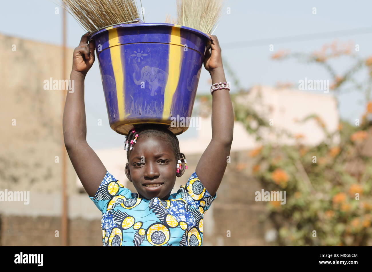 Belle Enfant Africain d'aider sa famille - Symbole du travail des enfants pour l'Afrique Banque D'Images