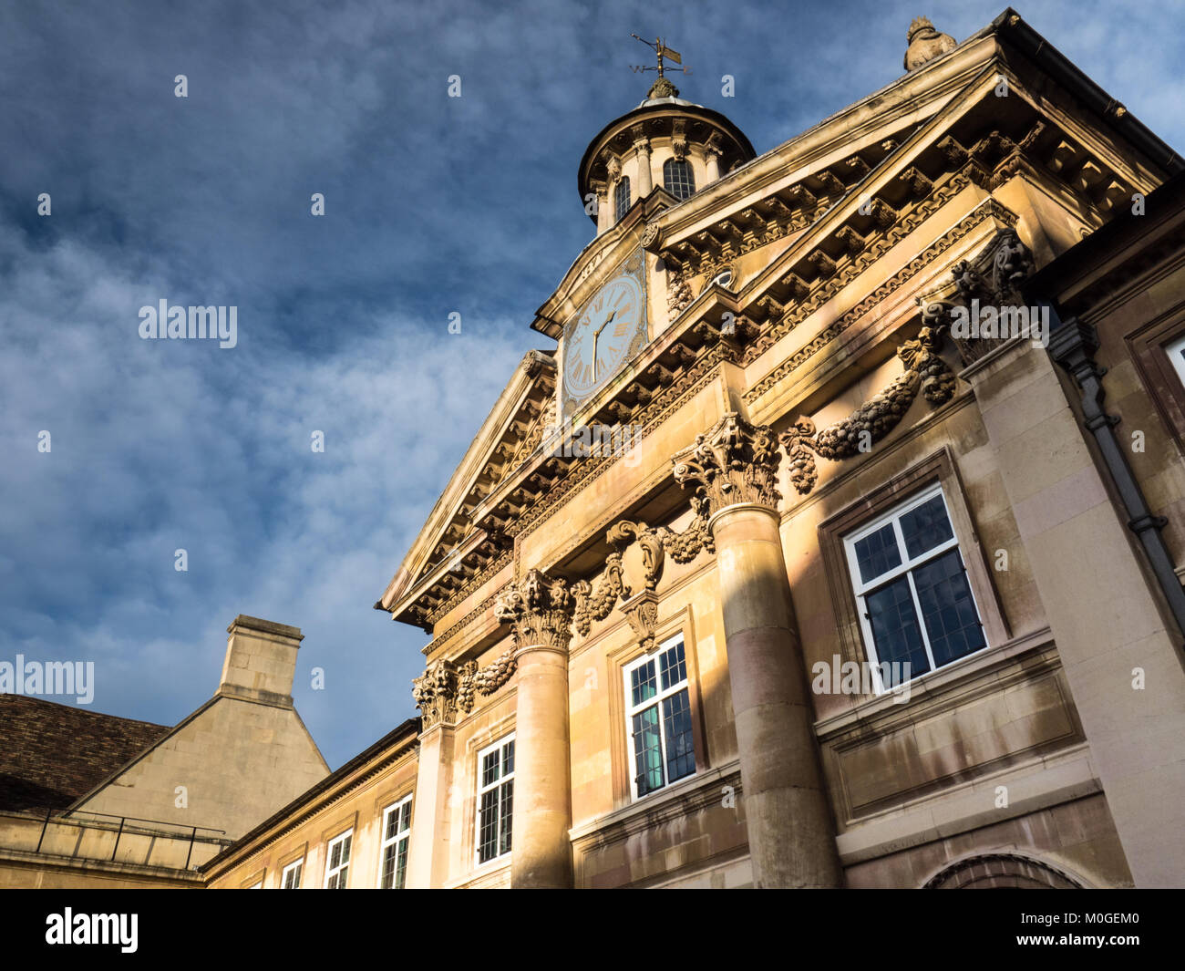 L'horloge dans la cour avant d'Emmanuel College, qui fait partie de l'Université de Cambridge, Royaume-Uni. Le collège a été fondé en 1584. Architecte : Wren Banque D'Images L'horloge dans la cour avant d'Emmanuel College, qui fait partie de l'Université de Cambridge, Royaume-Uni. Le collège a été fondé en 1584. Architecte : Wren Banque D'Images