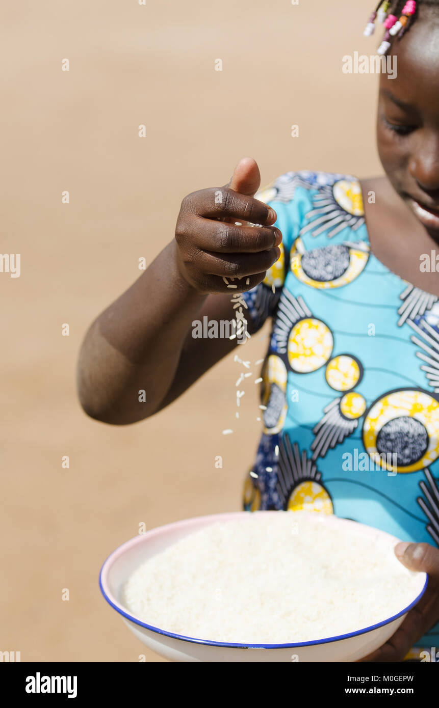 Symbole de la faim - Petite fille africaine riz Préparation Banque D'Images
