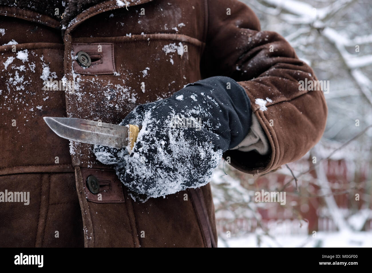 Homme avec un couteau en acier Banque D'Images