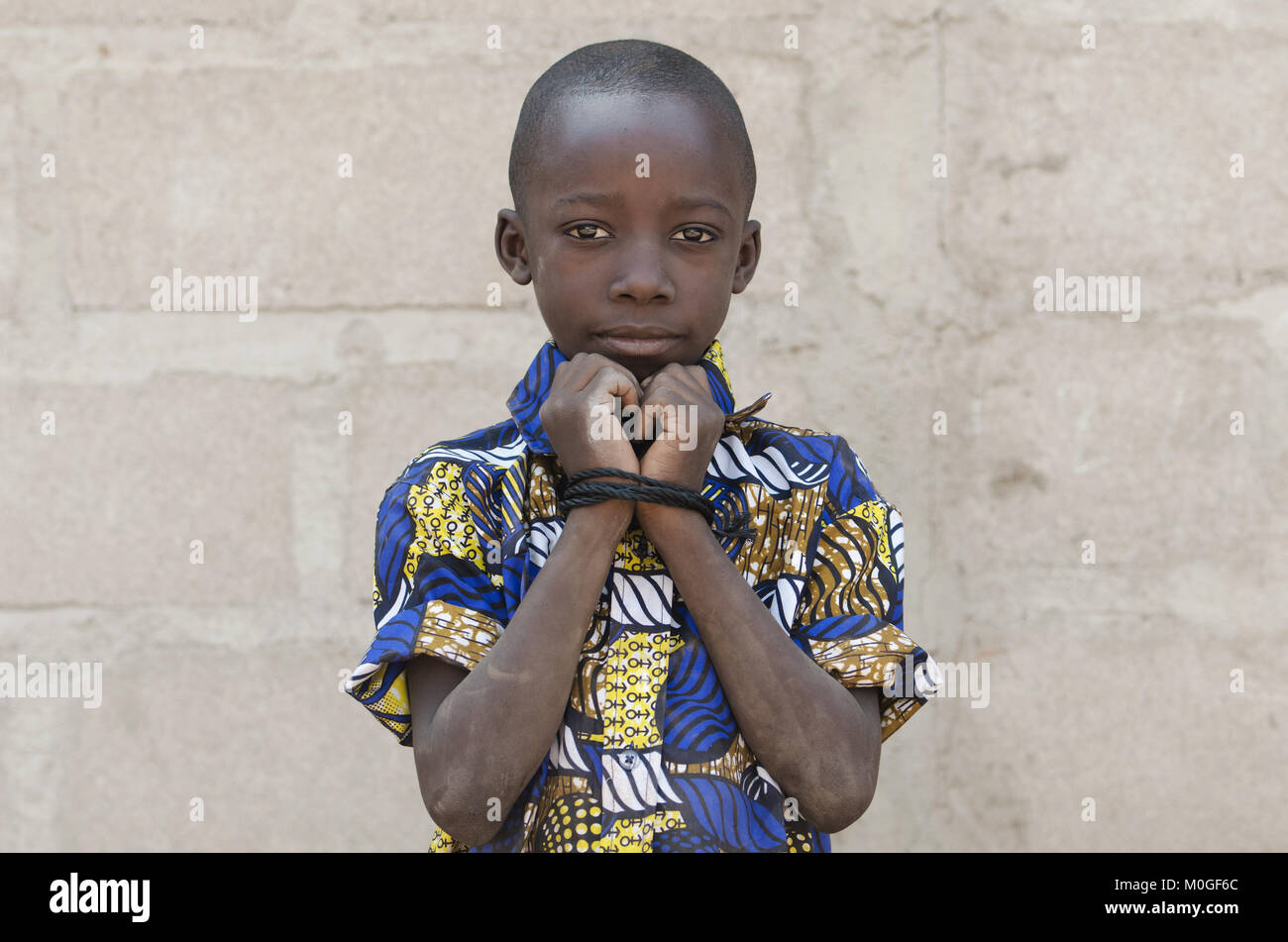 Portrait of African Black Boy Standing Outdoors Mains d'acier Banque D'Images