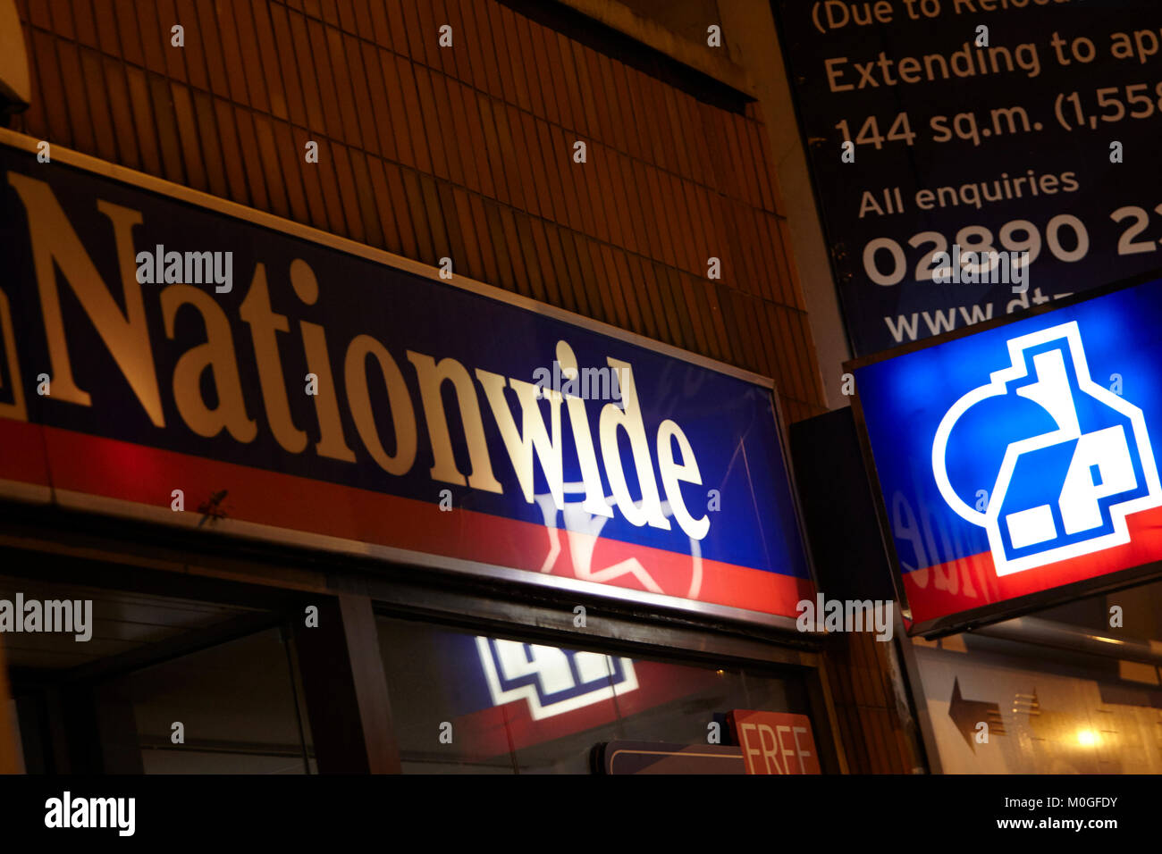 Nationwide building society logo enseigne lumineuse la nuit au Royaume-Uni Banque D'Images