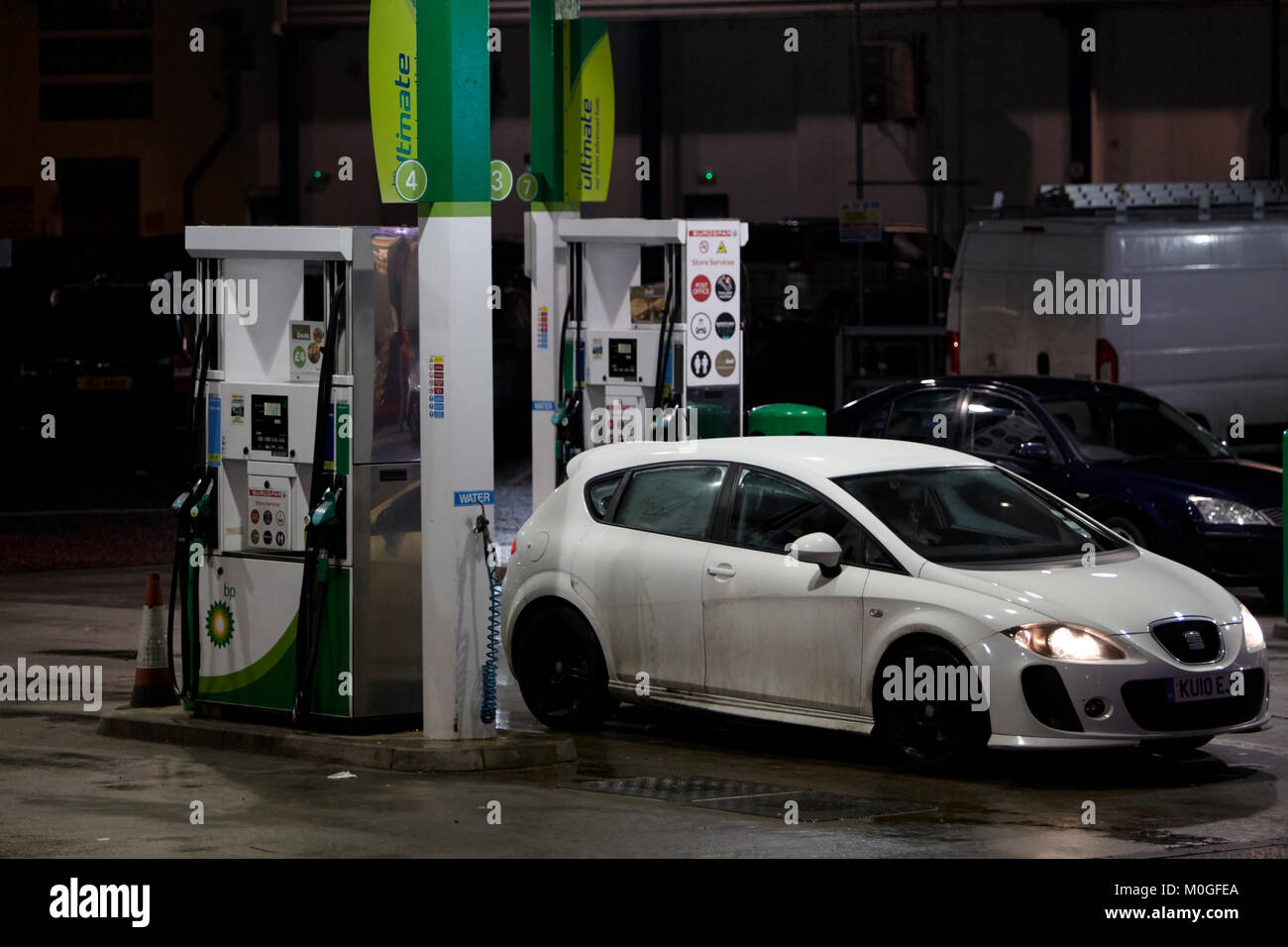 Location d'un plein à garage bp avant-cour avec pompes à essence automatique la nuit au Royaume-Uni Banque D'Images