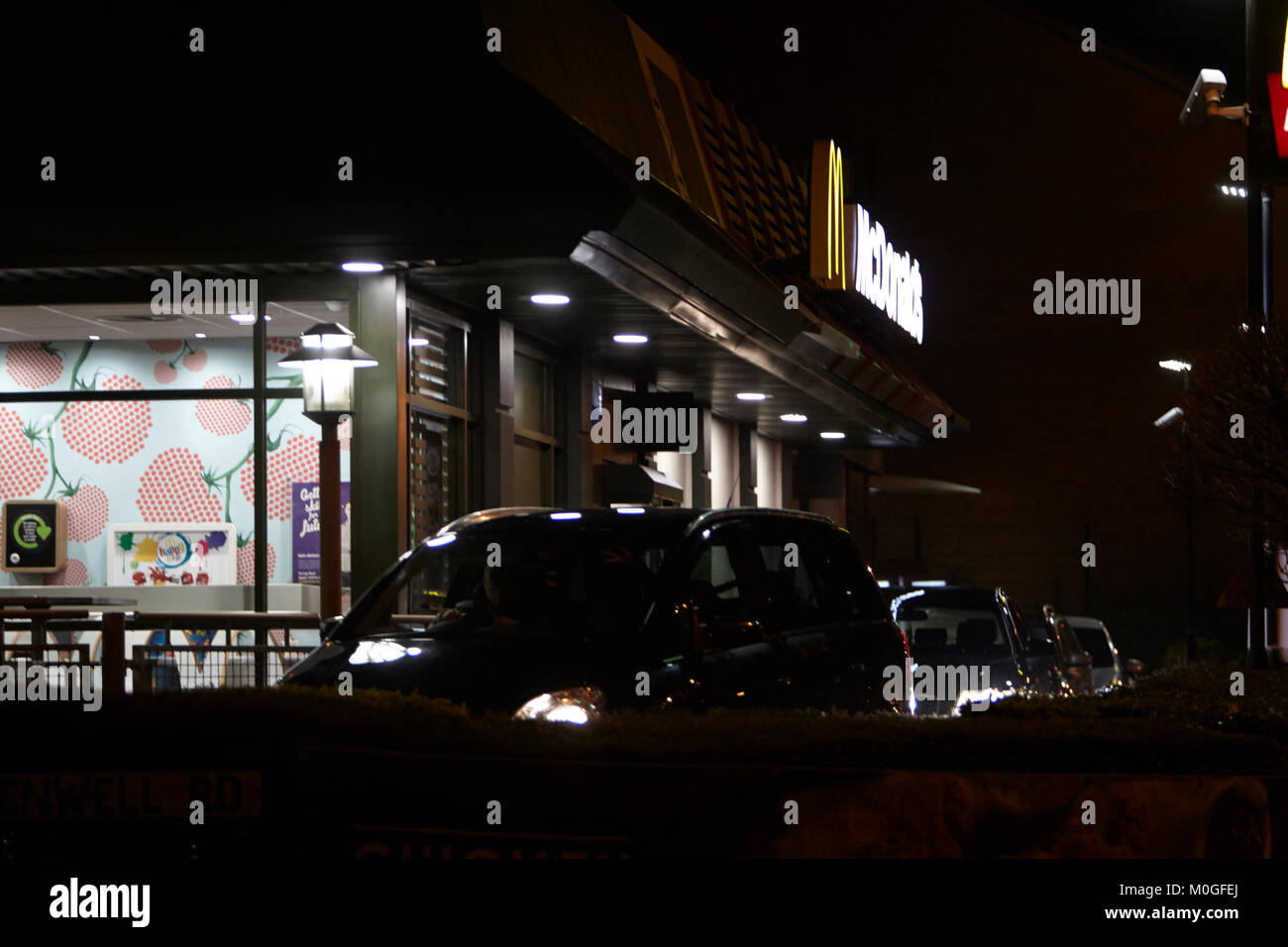 Un restaurant Mcdonald's, route à travers la nuit au Royaume-Uni Banque D'Images