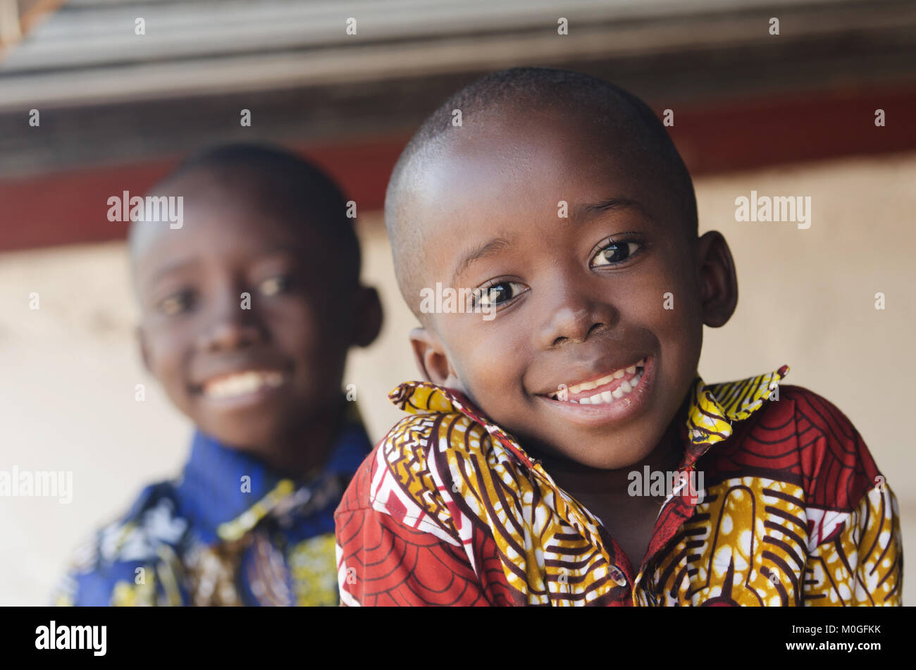 Deux magnifiques enfants africains à l'extérieur Portrait sourire et rire Banque D'Images