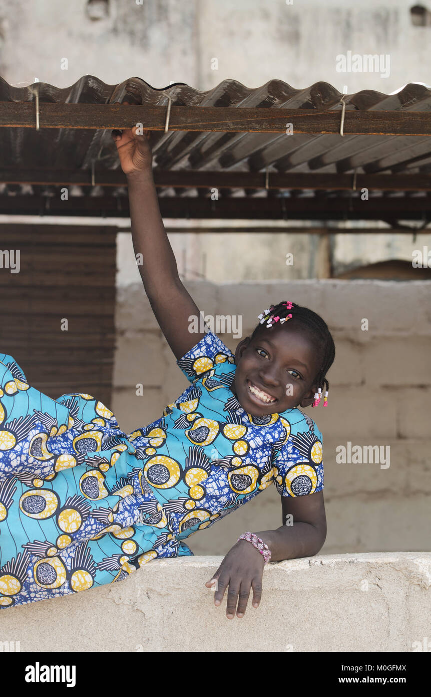 Belle Jeune fille africaine s'amusant à jouer en plein air Banque D'Images