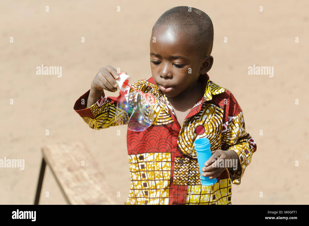 L'Afrique de l'adorable bébé jouant à Bamako, Mali (Afrique) Banque D'Images