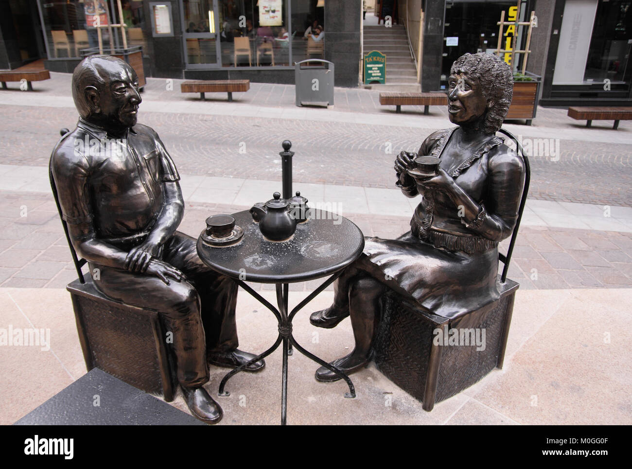 Malte, Sliema, sculpture de métal, vieux couple boire le thé. Banque D'Images