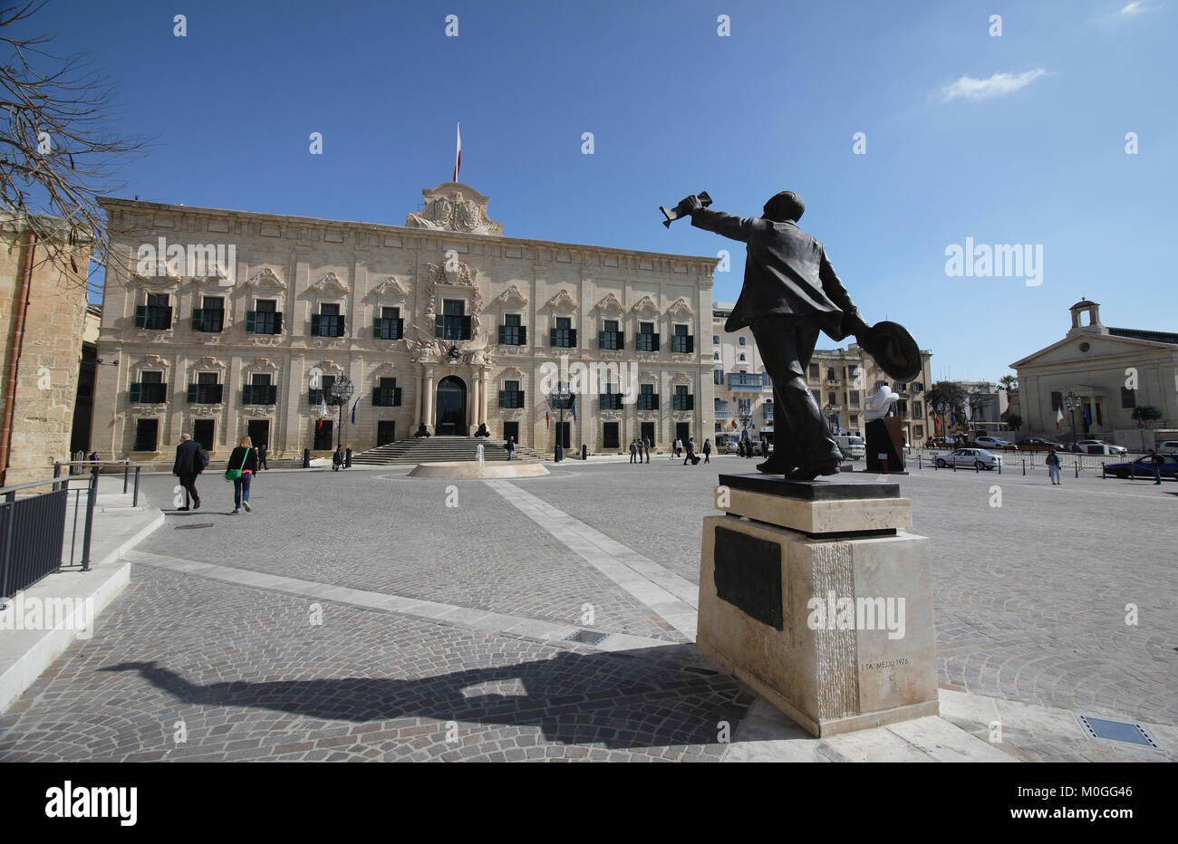 Malte, La Valette, la Castille Square, l'Auberge de Castille et George B Oliver statue. Banque D'Images