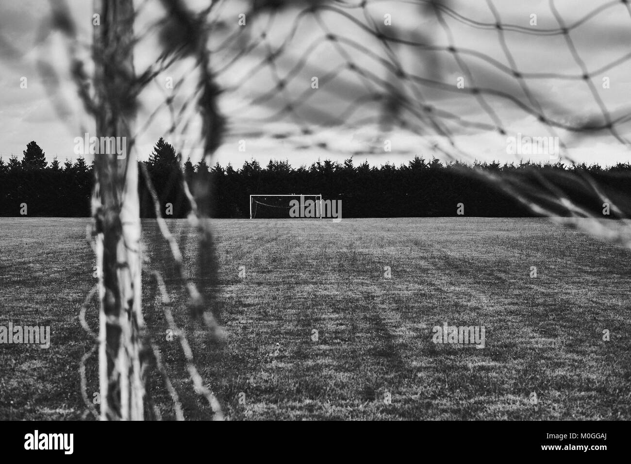 Un terrain de football avec des buts. (B/W) Banque D'Images