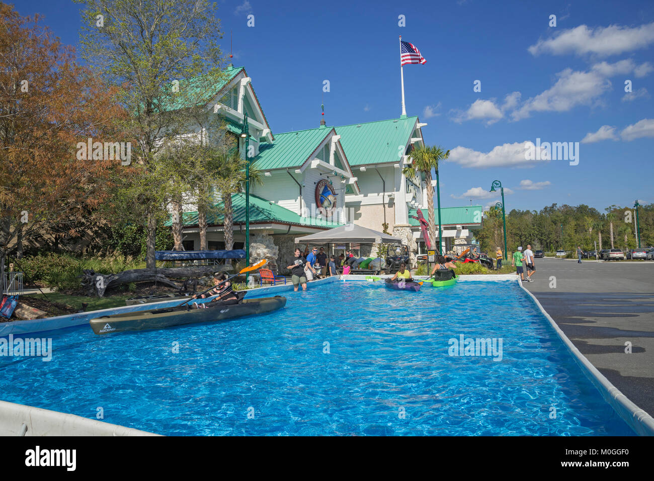 Essayer les kayaks dans un pool temporaire à un magasin Bass Pro Shops de Gainesville, Floride. Banque D'Images