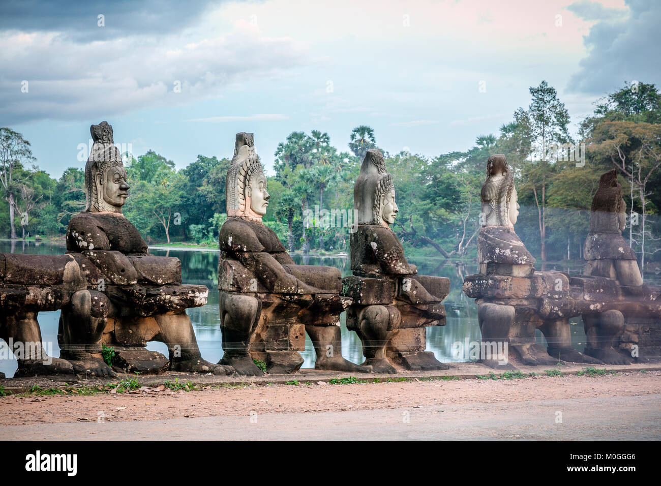 Statues sur pont à South Gate, temple Bayon, Angkor Thom, au Cambodge. Banque D'Images