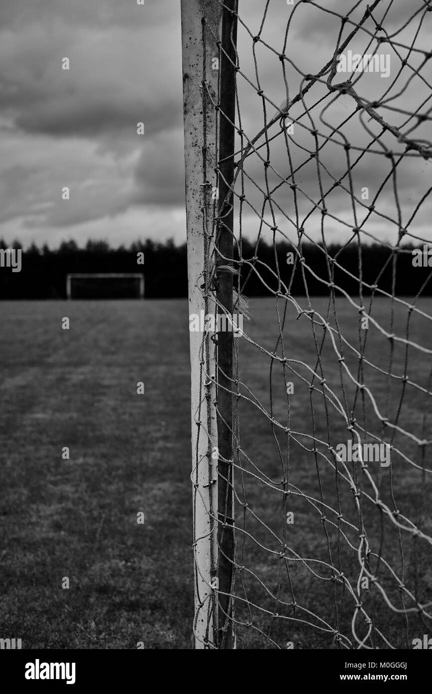 Un terrain de football avec des buts. (B/W) Banque D'Images