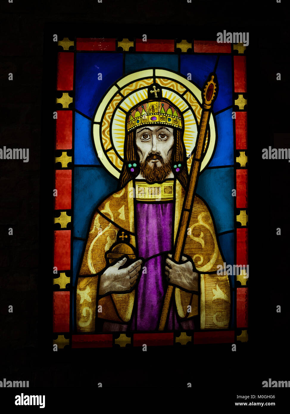 Vitrail d'une figure religieuse dans la basilique ; Budapest, Budapest, Hongrie Banque D'Images
