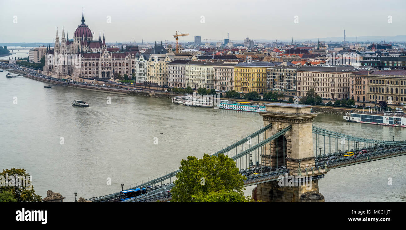 Paysage urbain de Budapest et Buda, l'ancienne capitale, le long du Danube avec un pont ; Budapest, Budapest, Hongrie Banque D'Images