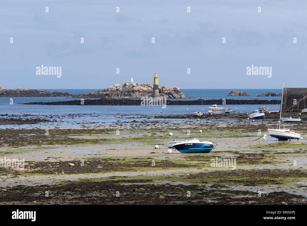 L'eau basse. Entrée au vieux port de Roscoff Banque D'Images