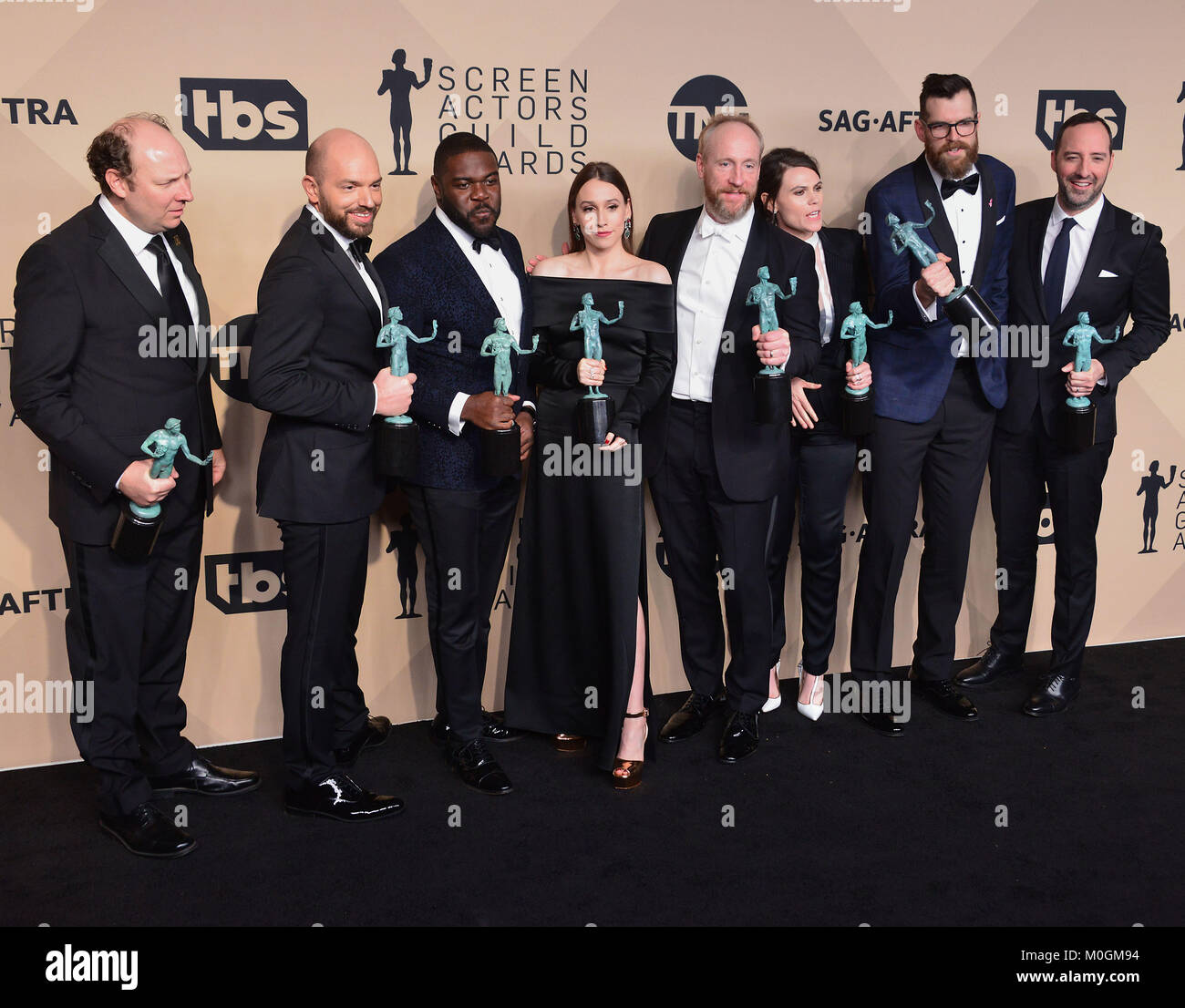 Los Angeles, USA. Jan 21, 2018. Dan Bakkedahl, Paul Scheer, Sam Richardson, Sarah Sutherland, Matt Walsh, Clea Duvall, Timothy Simons, et Tony Hale 257 dans la salle de presse à la 24e assemblée annuelle des Screen Actors Guild Awards Au Shrine Auditorium le 21 janvier 2018 à Los Angeles, Californie / USA Crédit : Tsuni/Alamy Live News Banque D'Images