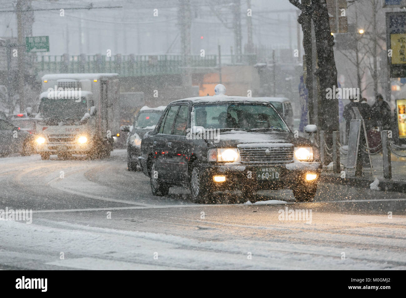 Tokyo, Japon. 22 janvier, 2018. Les voitures tournent sous Tokyo's première neige de l'année le 22 janvier 2018, Tokyo, Japon. Cette année, la neige est arrivé fin janvier à Tokyo perturbe les transports publics dans toute la ville. Credit : Rodrigo Reyes Marin/AFLO/Alamy Live News Banque D'Images