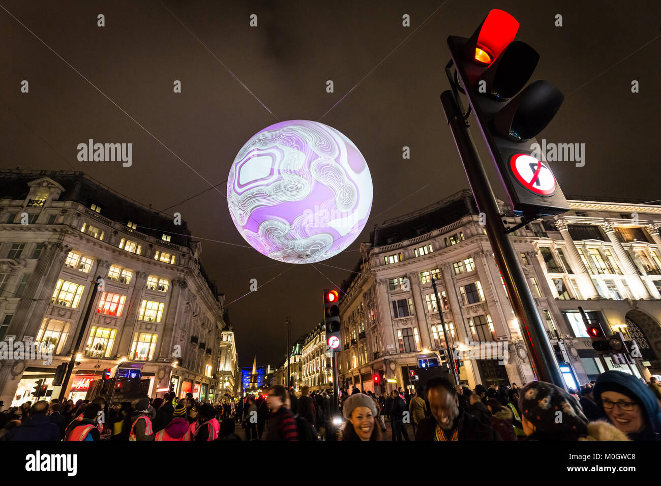 Londres, Royaume-Uni. 20 Jan, 2018. Les membres du public profitez d'artiste français Miguel Chevalier "l'origine haïda du monde 2018 Bulle' installation globe géant suspendu au-dessus de Oxford Circus dans le cadre de Lumière de Londres. Crédit : Guy Josse/Alamy Live News Banque D'Images