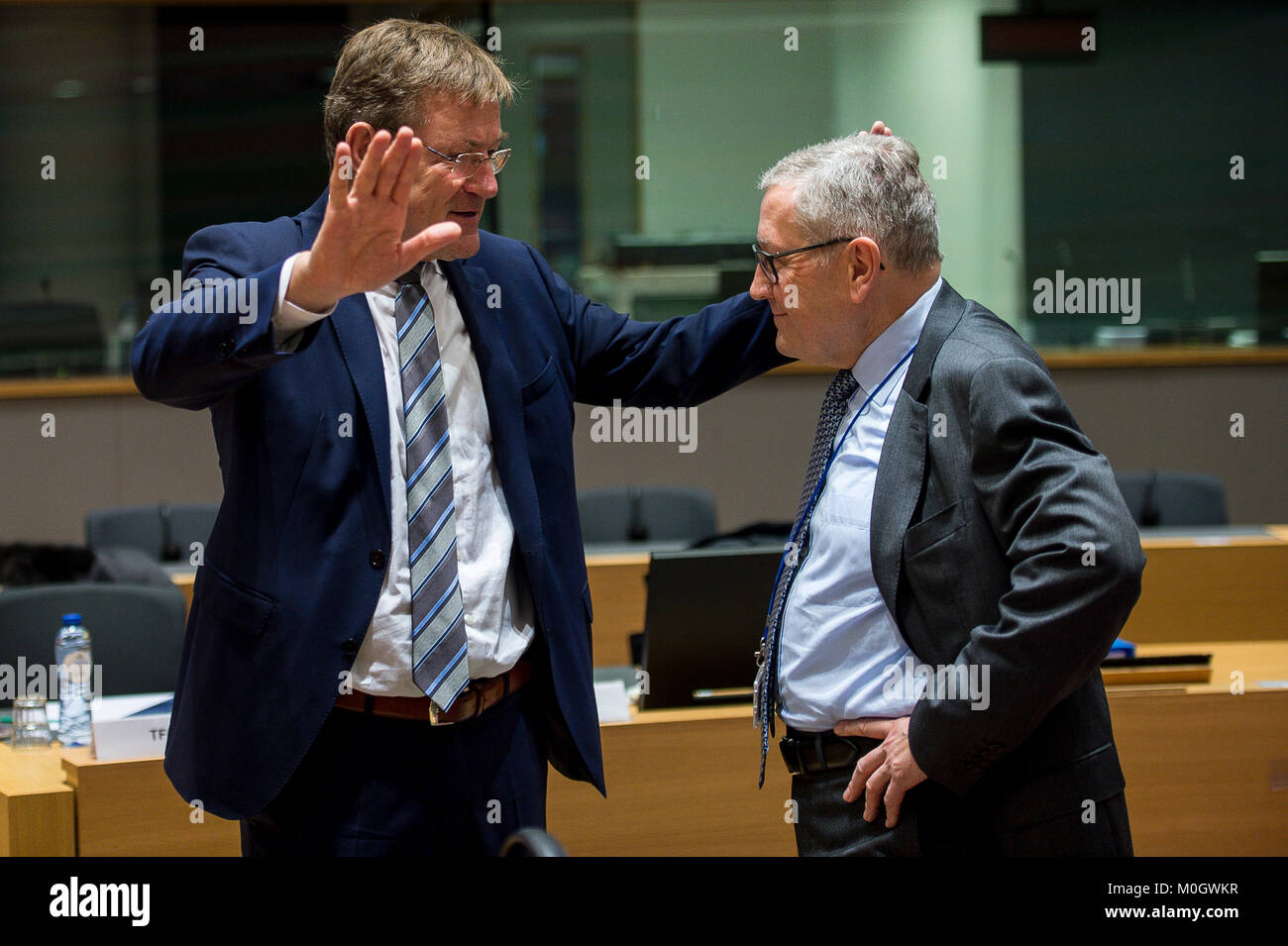 Bruxelles, Bxl, Belgique. 22 janvier, 2018. Le ministre des Finances belge Johan Van Overtveldt (L) et directeur général de le mécanisme européen de stabilité Klaus Regling lors d'Eurogroupe, les ministres des finances de la zone euro, monnaie unique de l'UE réunion au siège à Bruxelles, Belgique le 22.01.2018 par Wiktor Dabkowski Wiktor Dabkowski/crédit : ZUMA Wire/Alamy Live News Banque D'Images