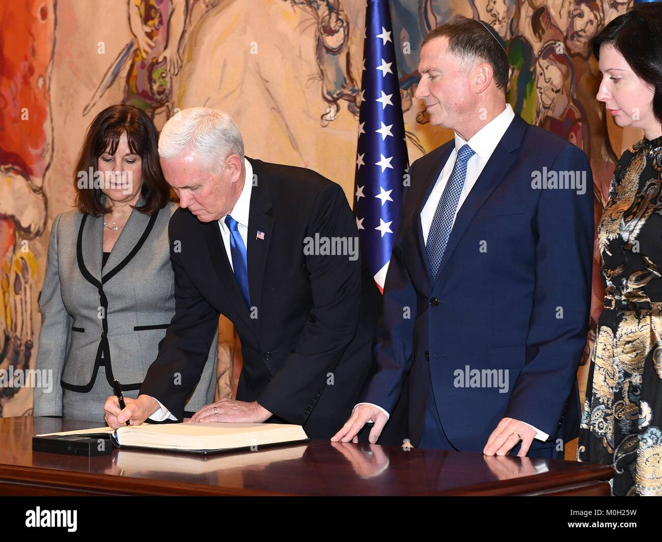 Jérusalem, Israël. 22 janvier, 2018. Le Vice-président américain Mike Pence, centre, et épouse Karen Pence, gauche, signer le livre d'or à l'arrivée pour répondre à la Knesset israélienne, comme l'Orateur Yuli Edelstein ressemble le 22 janvier 2018 à Jérusalem, Israël. Credit : Planetpix/Alamy Live News Banque D'Images