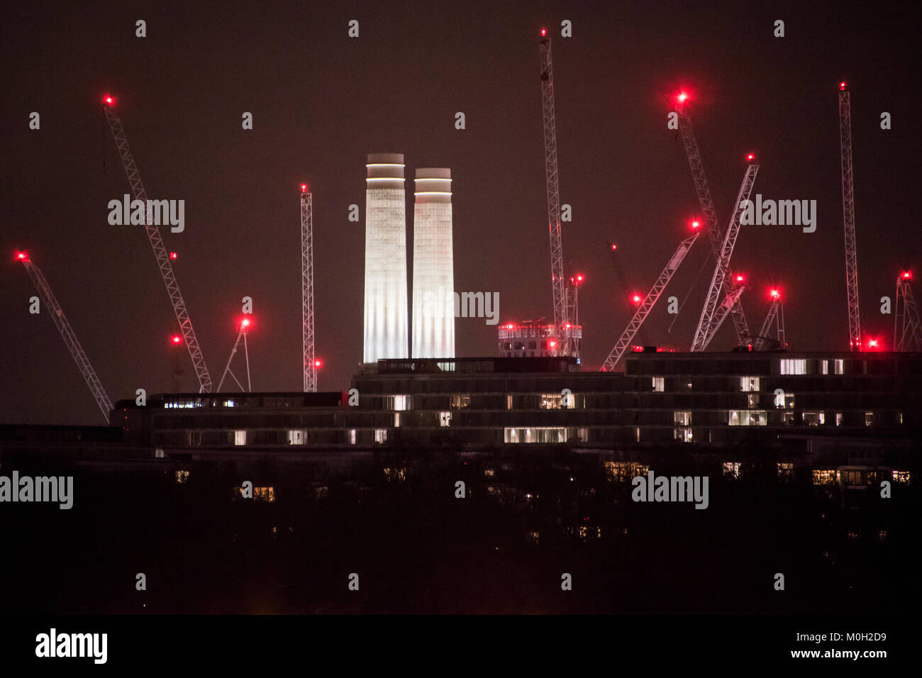 Battersea, UK. 22 janvier, 2018. La Battersea Power Station development dans la nuit. Une mer de grues. Crédit : Guy Bell/Alamy Live News Banque D'Images