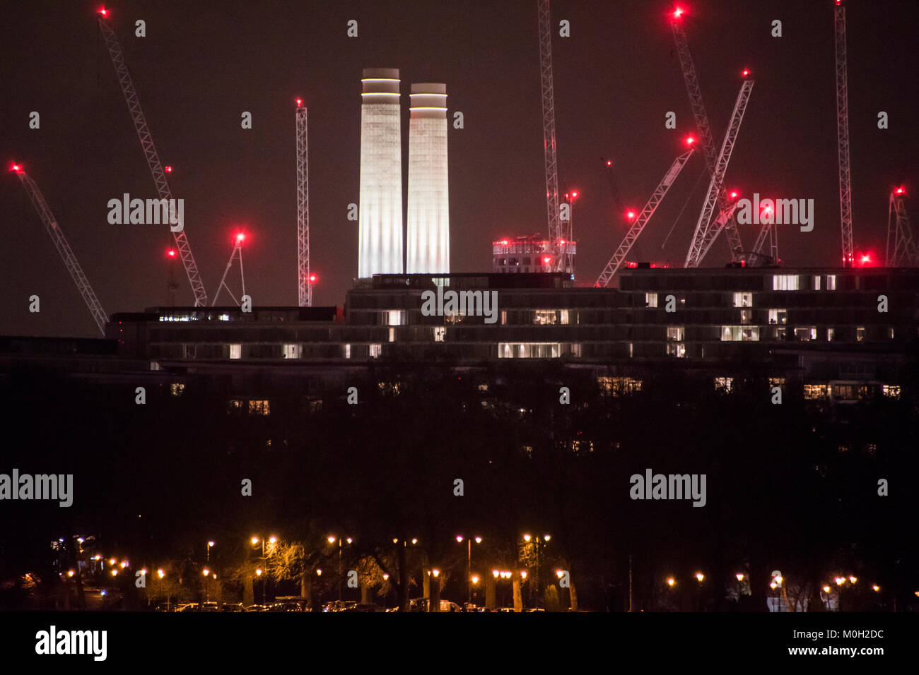 Battersea, UK. 22 janvier, 2018. La Battersea Power Station development dans la nuit. Une mer de grues. Crédit : Guy Bell/Alamy Live News Banque D'Images