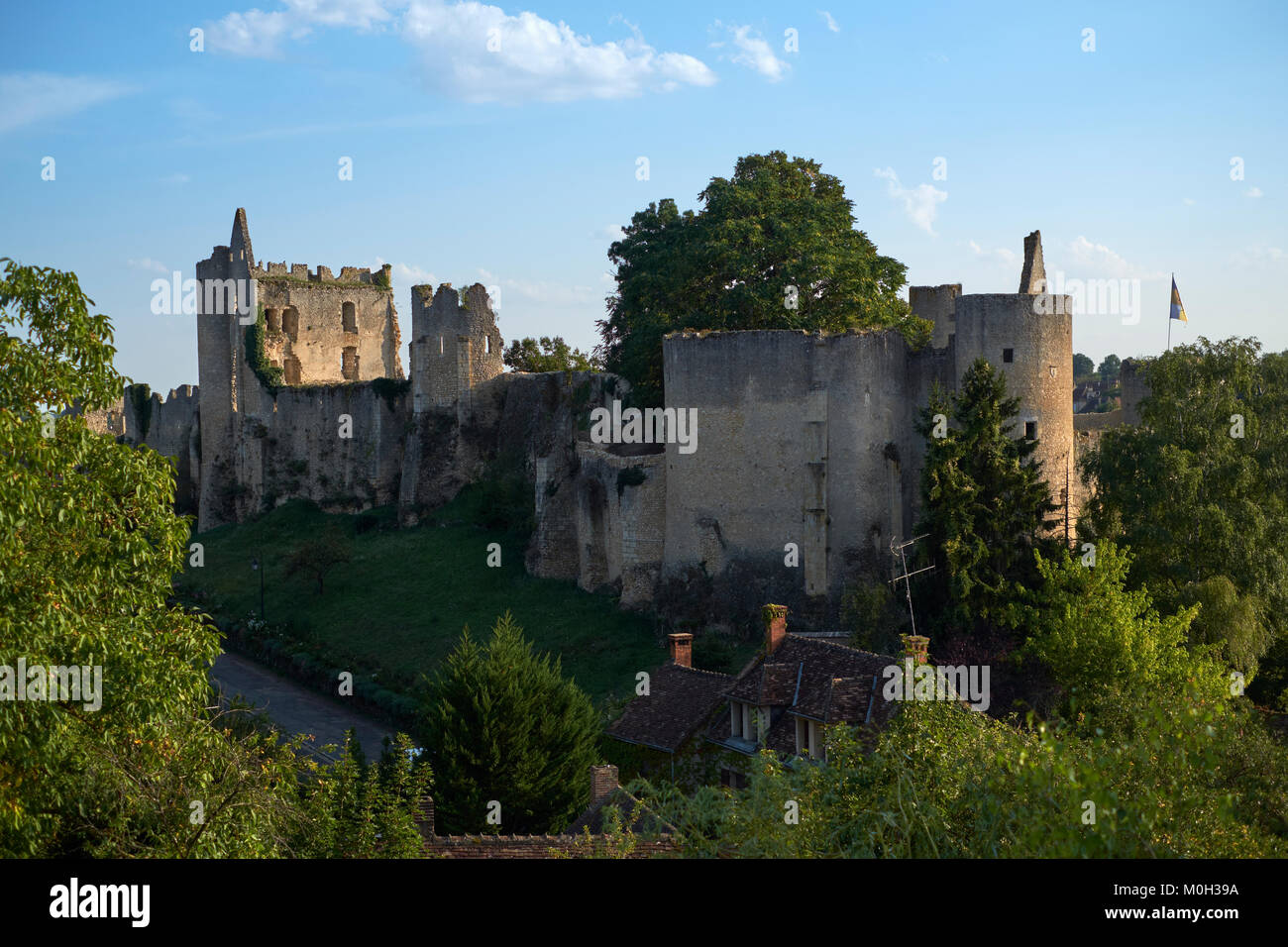 Les ruines du château d'Angles sur l'Anglin à Vienne France - un des plus beaux villages de France. Banque D'Images