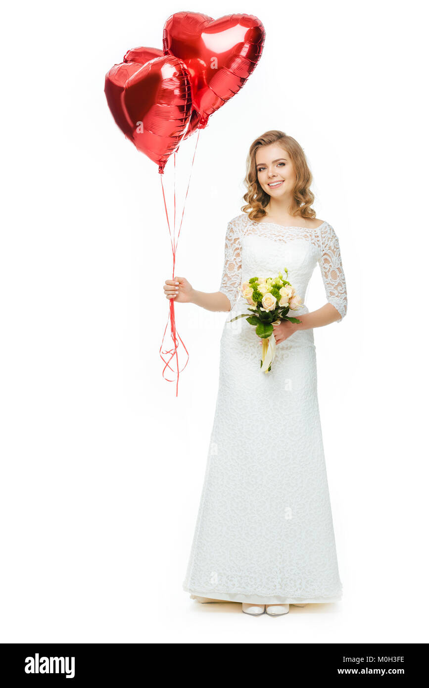 Belle Mariée en robe de mariage avec des ballons en forme de coeur et mariage bouquet isolated on white Banque D'Images