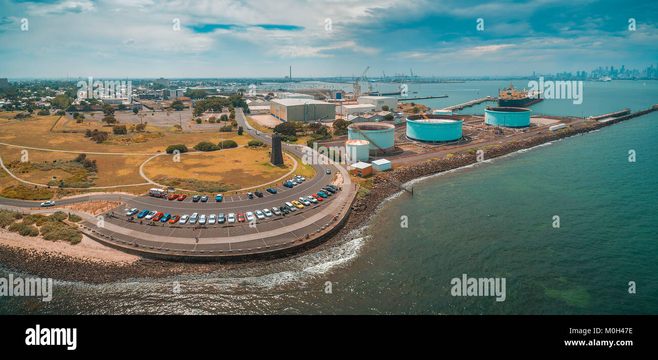 Vue panoramique aérienne de parking et quais industriels près de côte de l'océan à Williamstown banlieue de Melbourne, Australie Banque D'Images