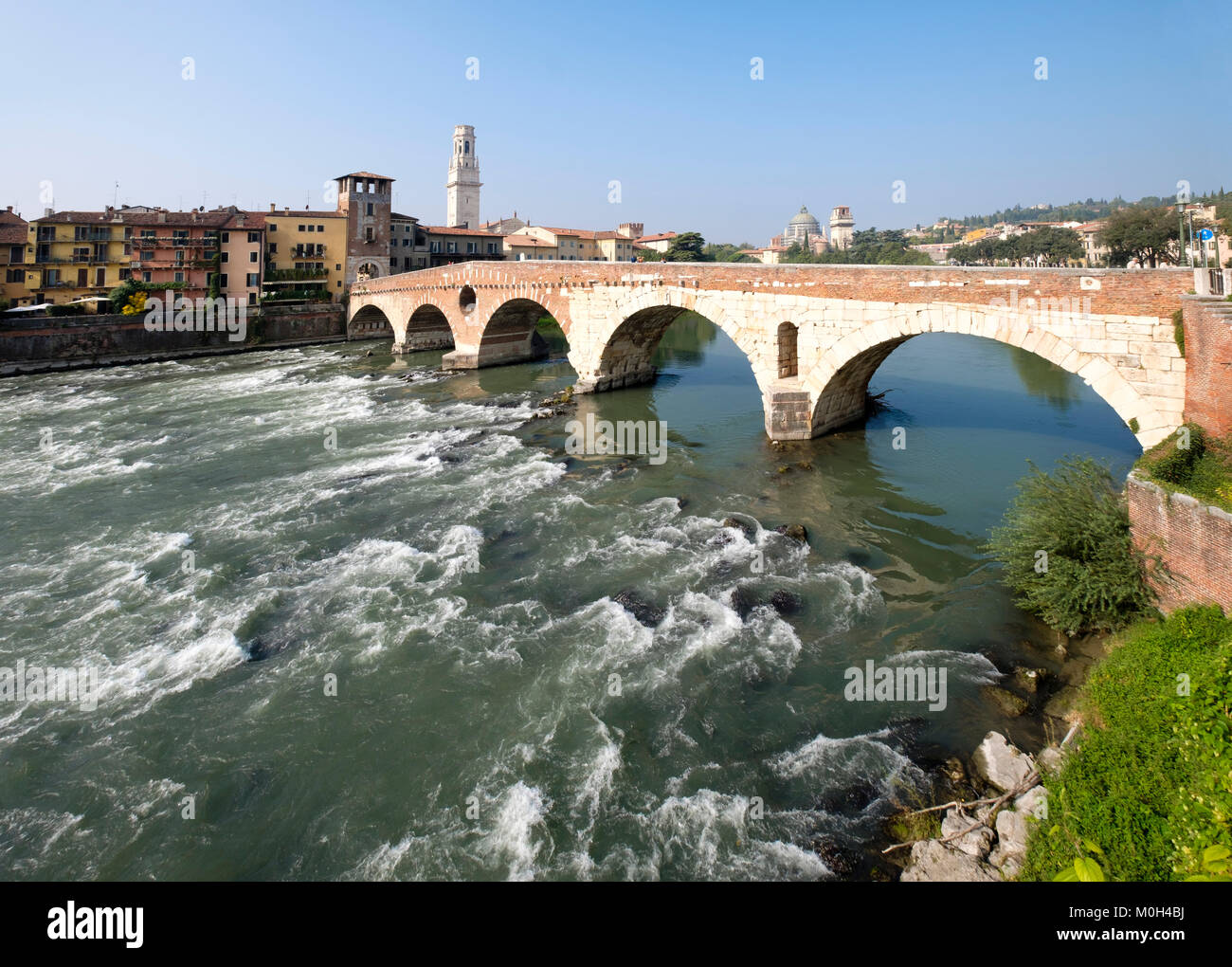 L'arc romain, pont Ponte Pieta, sur la rivière Adige, Vérone, Vénétie, Italie Banque D'Images